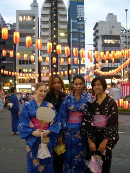 Rachel Brown and friends all wearing yukata
