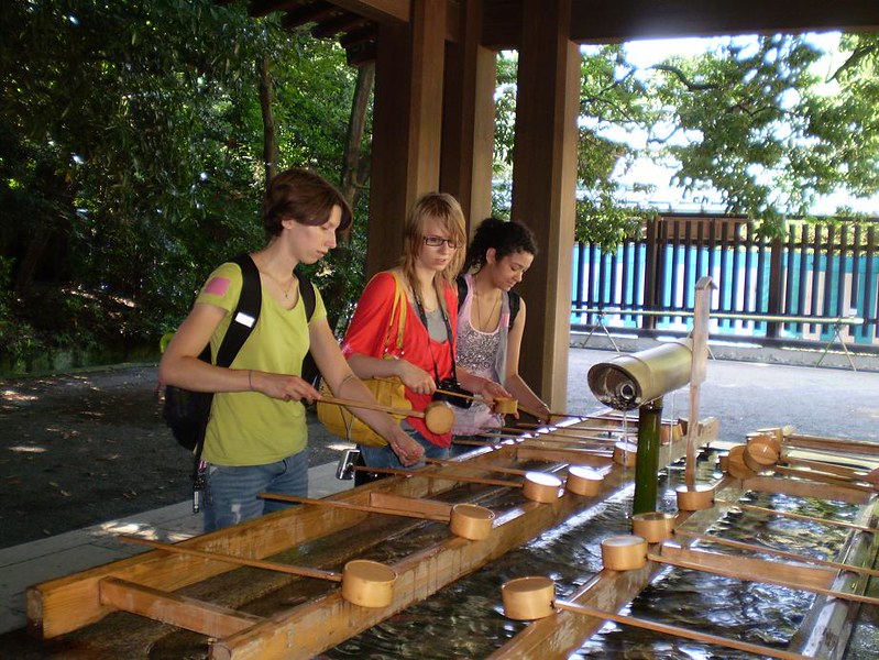 Students purify themselves before visiting the shrine