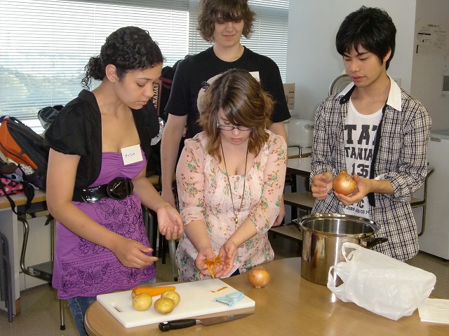 KCP students prepare the curry ingredients