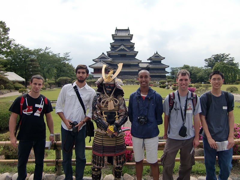 KCP students with a samurai in front of the Matsumoto Castle