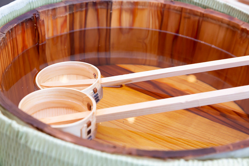 Sake barrel with two ladles