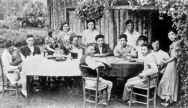 Nipo-brazilian family in the Bastos city colony, São Paulo State. Brazil, circa 1930.