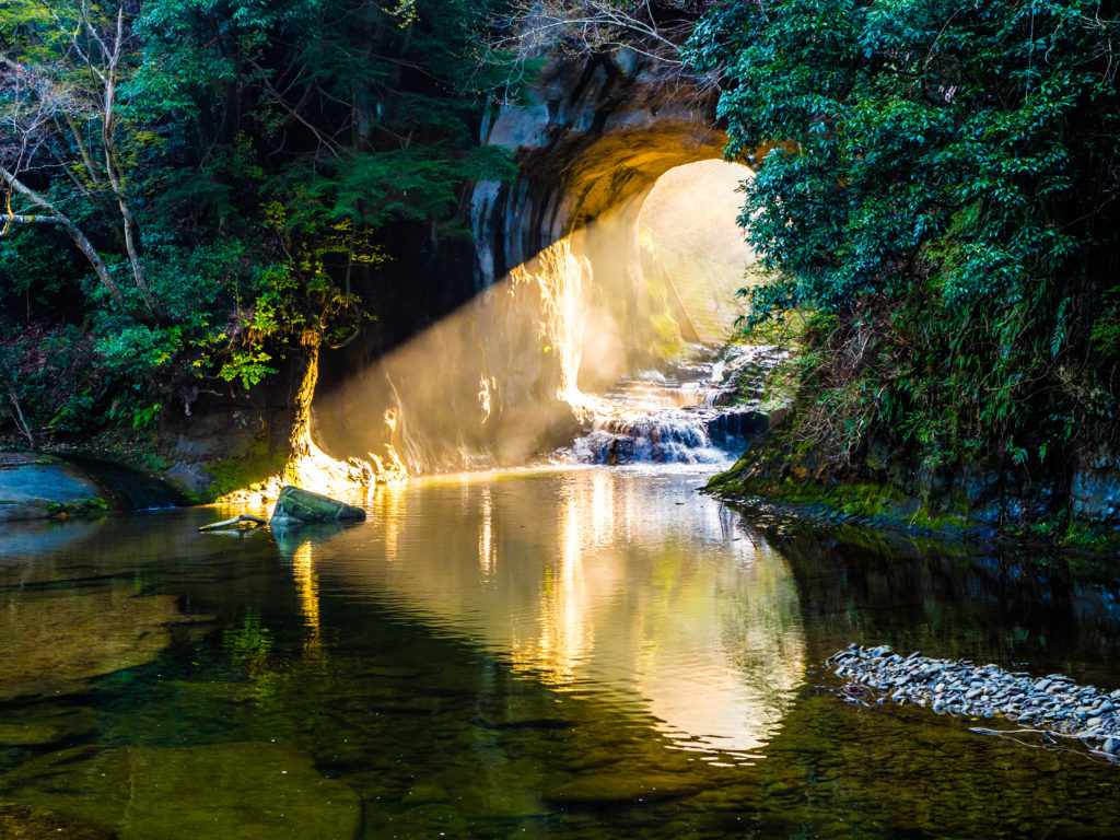 Kameiwa Cave with sunlight forming a heart.