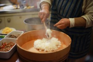 Making chirashizushi