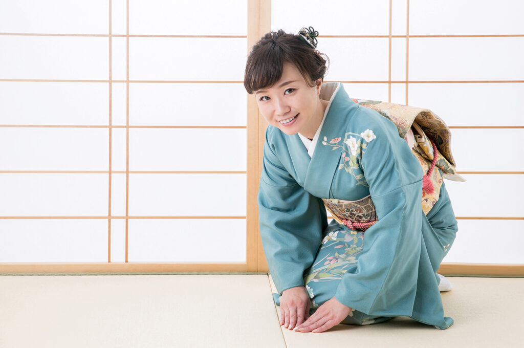 Woman in the kimono bowing