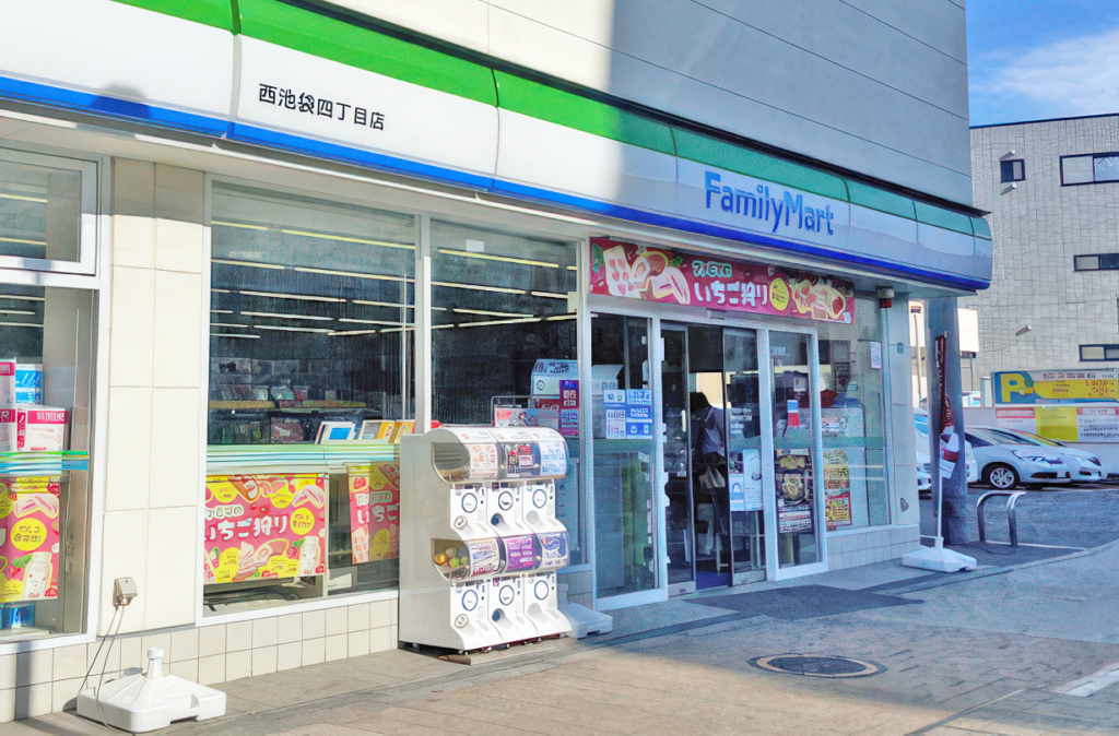 FamilyMart facade